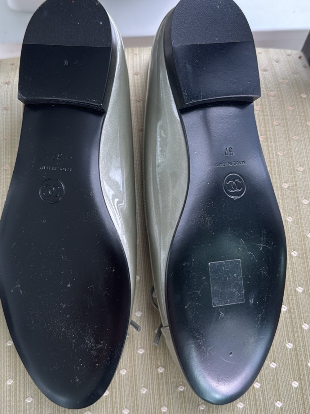 CHANEL Gray Patent Ballet Flats with Bow - Picture 3 of 5
